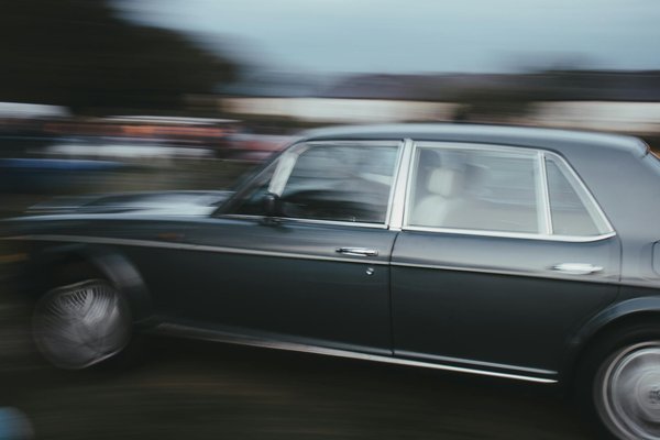 L'épopée des automobiles de prestige : les origines du luxe dévoilées