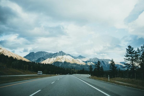 Quels sont les défis actuels pour l'adoption des voitures électriques ?